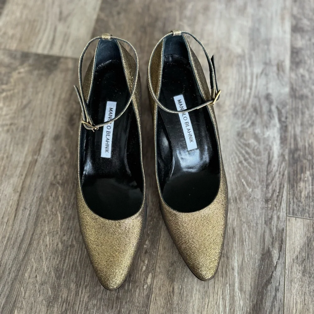 NWOT! MANOLO BLAHNIK Listony Gold Glitter Ankle Strap Pump, 30mm Heel - Size 37 - Picture 8 of 12